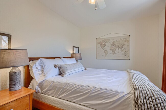 Building Photo - Corner Unit 2 BDR / 2.5 BA Townhome