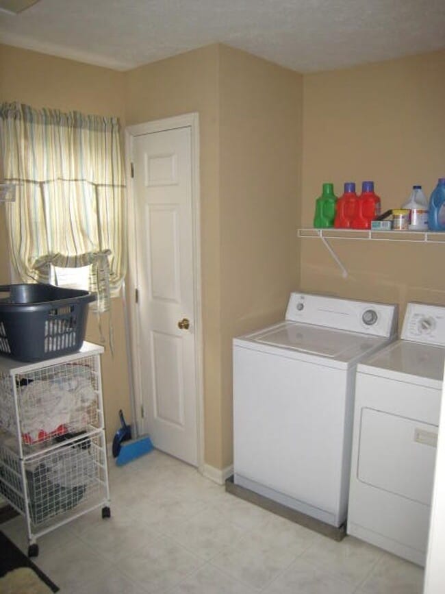 Building Photo - 2 bed + Bonus Room - Great School District...