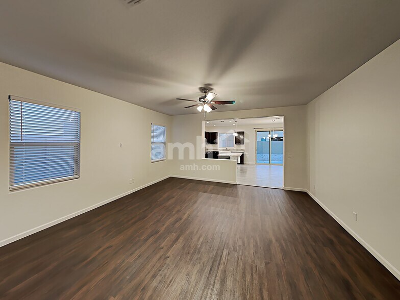 Building Photo - 1709 E Primavera Way