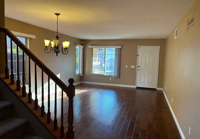 Building Photo - Gorgeous Oceanside Home