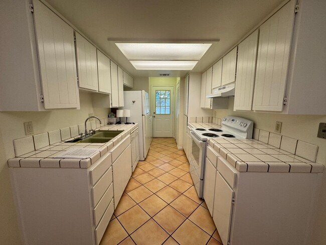 Building Photo - For Rent – Charming Woodland Condo with Co...