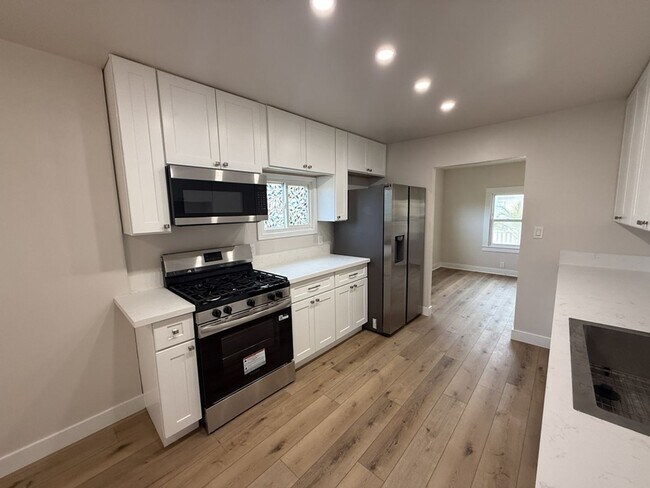 Building Photo - 3 brd, 1 bath located  in the Chandler Bike Path Neighborhood