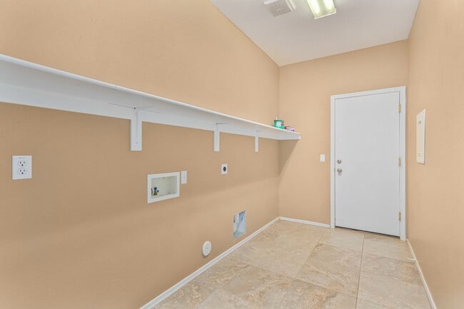 Building Photo - Must See 4 Bedroom Home near San Tan Mall