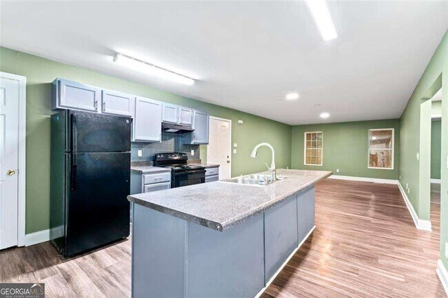 Building Photo - 930 Hall St NW