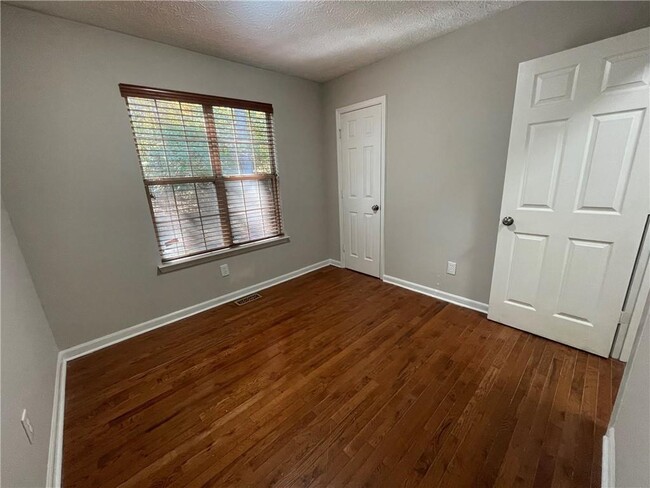 Building Photo - 3015 Cascade Manor Dr