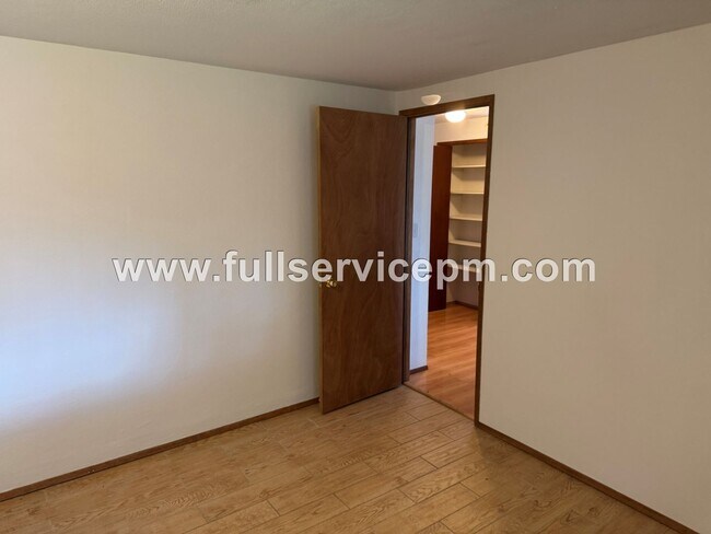Building Photo - Basement apartment in a house