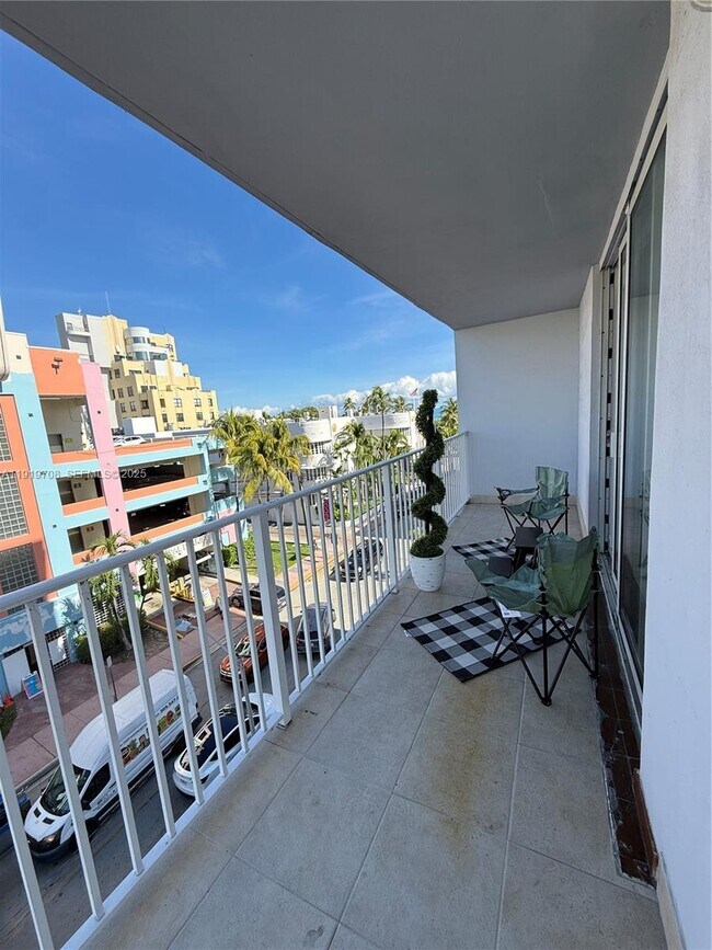 Building Photo - 1255 Collins Ave