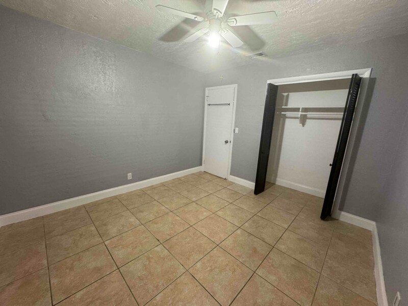 Building Photo - 401 SW 10th Terrace