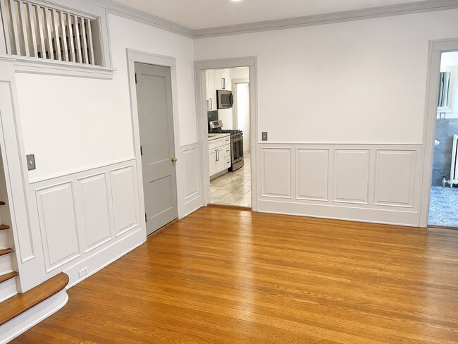 Building Photo - Available Stunning 5-Bedroom, 3-Bath Townhome with High-End Finishes