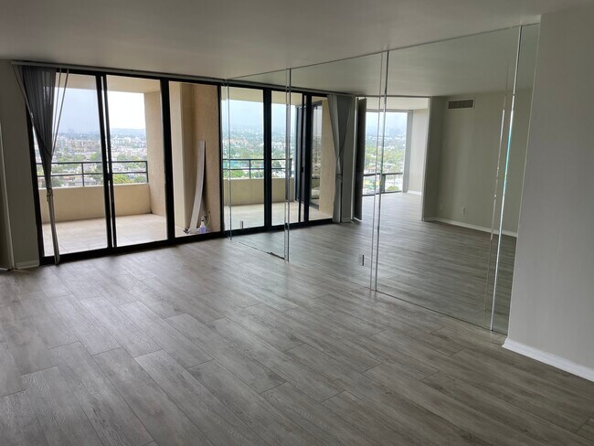 Building Photo - 4337 Marina City Dr