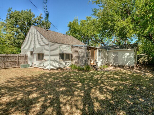 Building Photo - Charming 2 Bed / 1 Bath Home with Detached Garage and Huge Yard