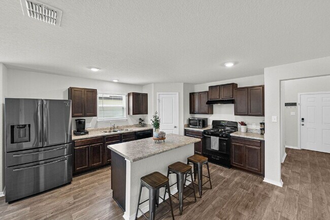 Building Photo - Located in the vibrant Valley Ranch commun...