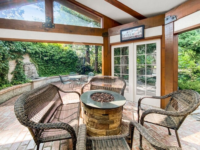 Building Photo - Garfield House: Fully Furnished House, Large private lot across from Golf Course $300 Utility Fee