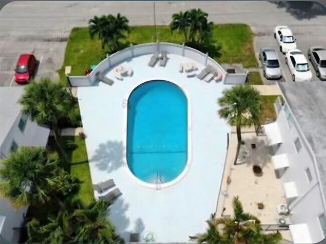 Building Photo - 2000 NE 51st Ct