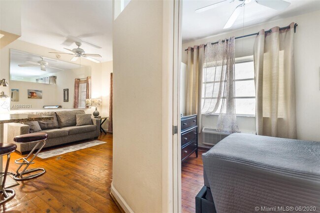 Building Photo - 1100 Collins Ave