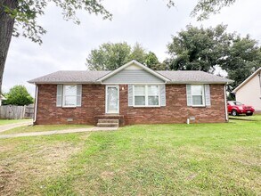 Building Photo - 3 Bedroom 2 Bathroom Home!