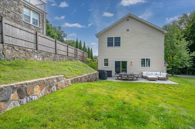 Building Photo - Beautifully Renovated 4 Bedroom 2.5 Bathroom Colonial