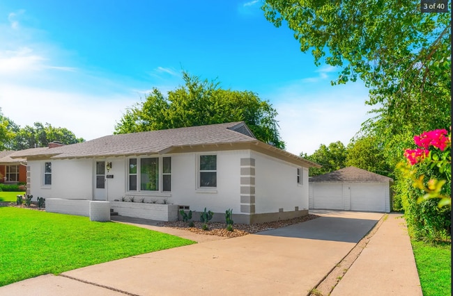 Building Photo - 3 Bedroom home in highly desireable area