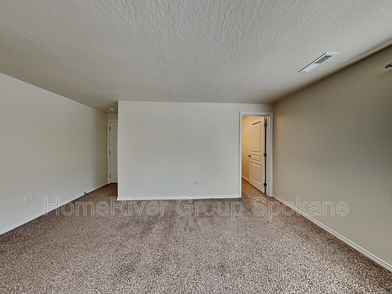 Building Photo - 1315 N Rogue River St