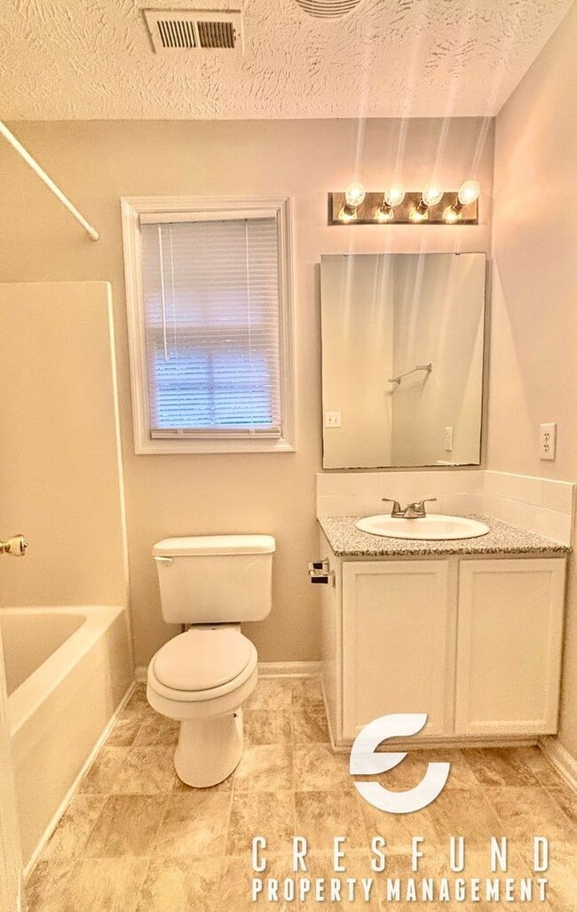 Building Photo - Comfort, Style, and Space - 15 MIN FROM FT...