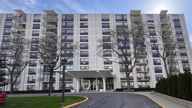 Building Photo - 9001 Golf Rd