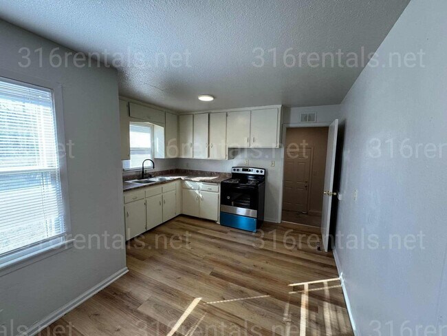 Building Photo - $1050 - 3 bed 1 bath - Single Family Home