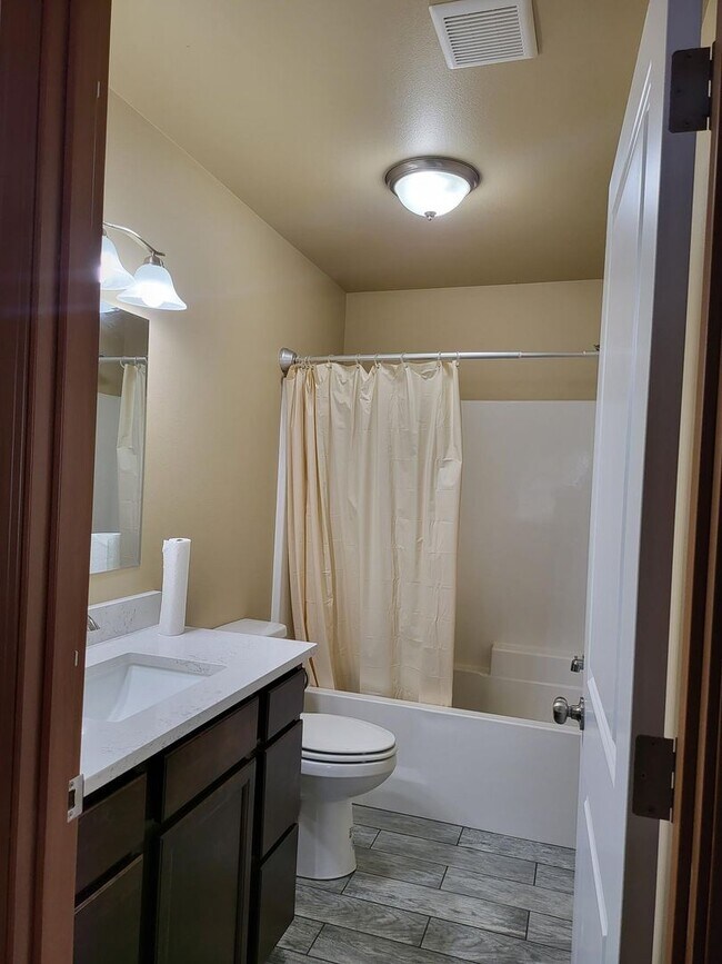 Building Photo - 609 S Washington Ave