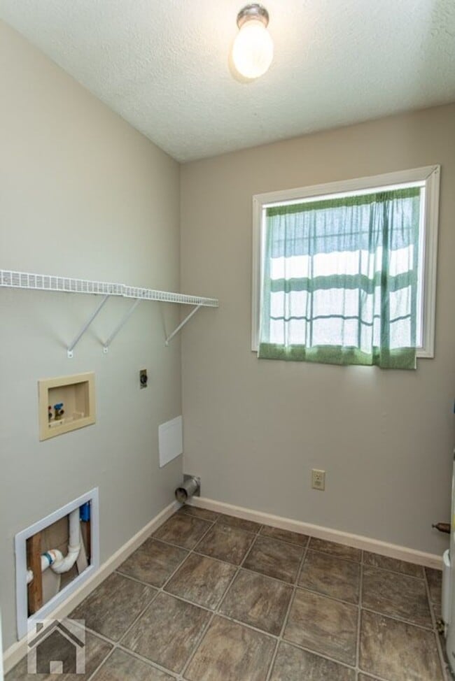 Building Photo - 105 Shara Dr