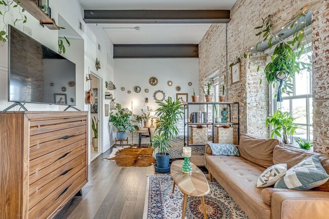 Building Photo - Stunning Partly Furnished Studio in Old Town Alexandria