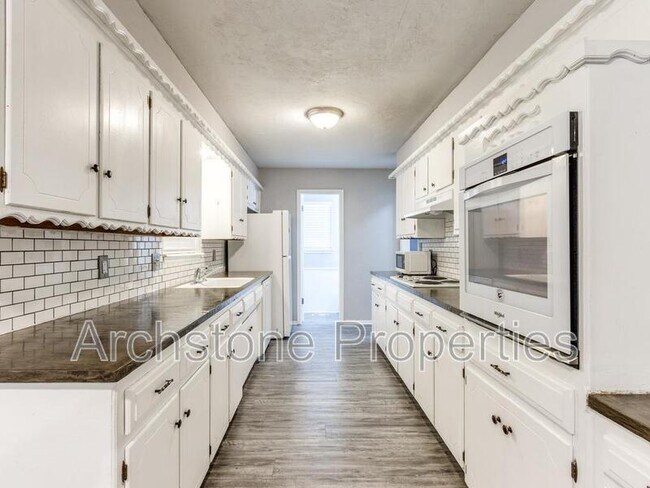 Building Photo - 2524 Boxwood Ave