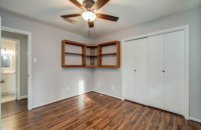 Building Photo - 6607 Readsland Ln