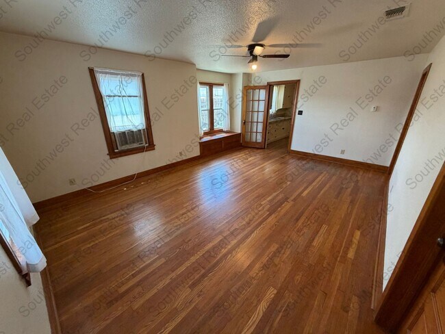 Building Photo - Spacious 2 bedroom 1 bath with a shop