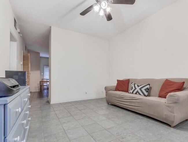 Building Photo - 2216 San Gabriel St