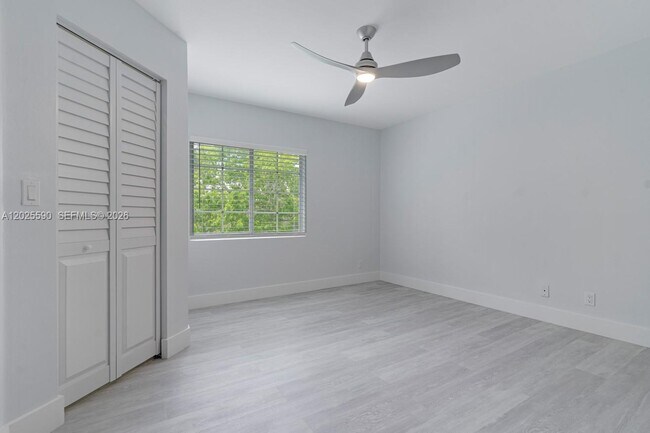 Building Photo - 2098 Madeira Dr