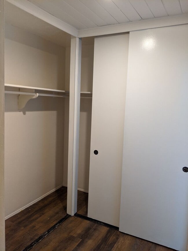 Building Photo - 4 BEDROOM 2 BATH ON CUL-DE-SAC AND LARGE YARD!