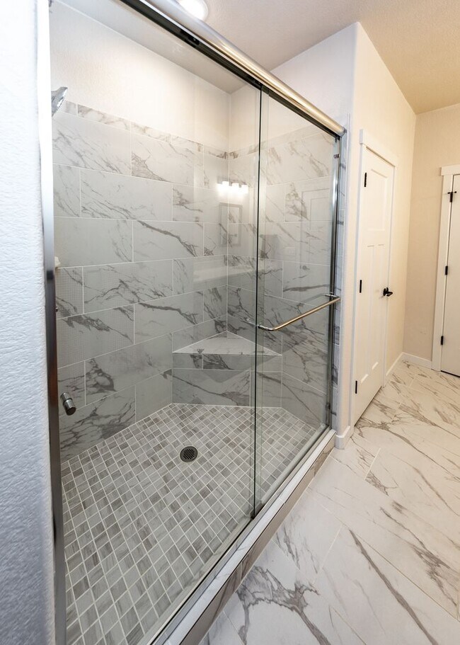 Building Photo - Beautiful Townhome Next to Nature on Westside