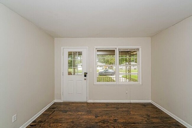 Building Photo - $1,199! 3Bed/ 1 Bath House! North of Birmingham! Save 50% off the first full month's rent. Apply ...