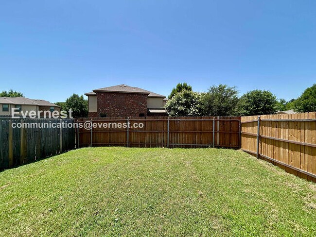 Building Photo - 3 Bed, 2 Bath Home with Fenced Yard & Garage / Pet-Friendly / Available Now!