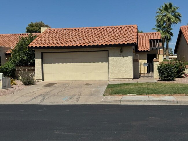 Building Photo - 1043 S Rose