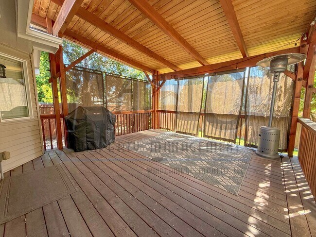 Building Photo - Spacious Eagle Ridge Home