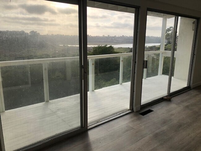 Building Photo - Domingo