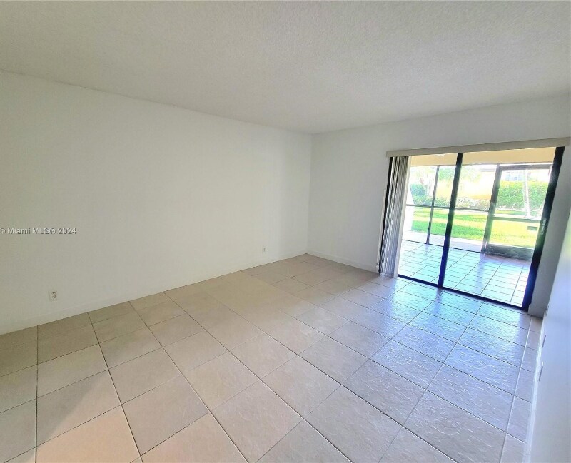 Building Photo - 210 Lakeview Dr