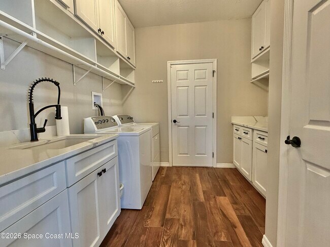 Building Photo - 1453 Santa Anna St SE