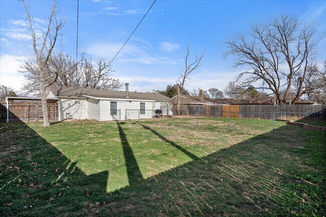 Building Photo - Fully Furnished Long-Term Rental!!