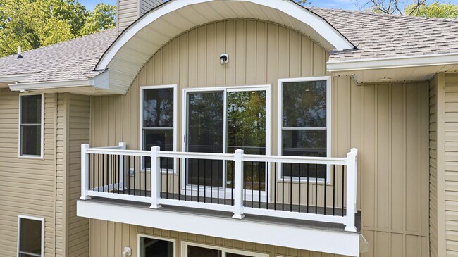 Building Photo - 5116 Shore Dr