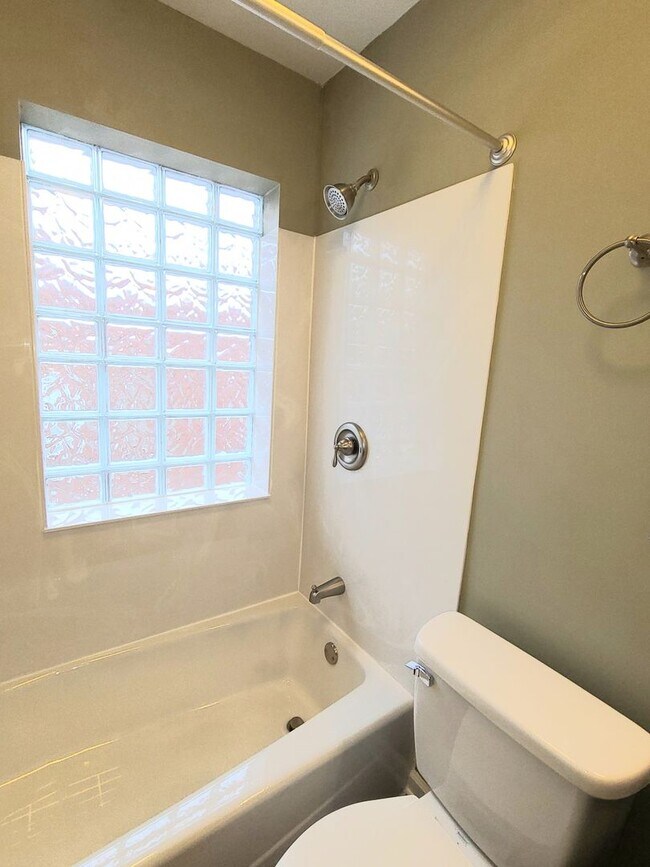 Building Photo - 34 W Tulane Rd