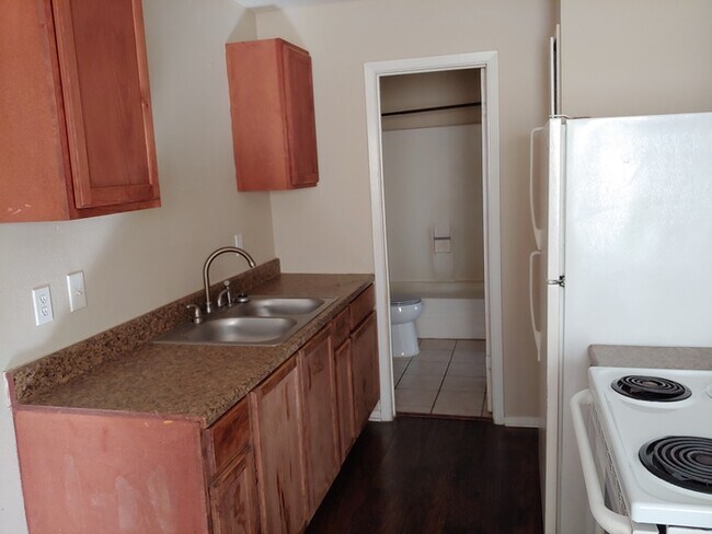 Building Photo - Nice 1/1 fourplex home