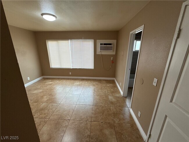 Building Photo - 305 N 10th St