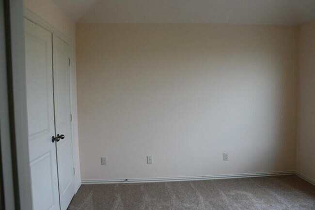 Building Photo - 2046 Palm Forest Ln