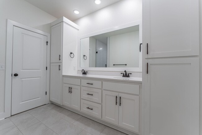 Building Photo - Beautiful Home on Two Acres